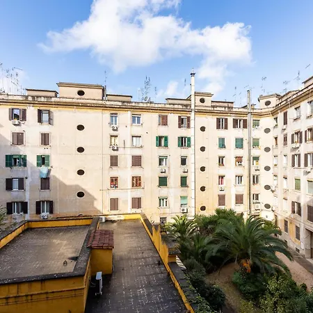 Lungotevere Aventino House
